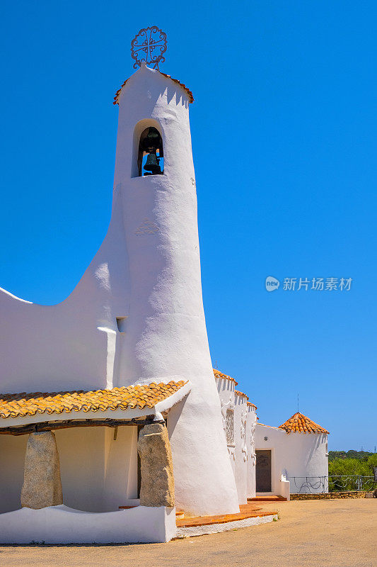 Chiesa Stella Maris教堂俯瞰港口和波尔图Cervo度假胜地，意大利撒丁岛